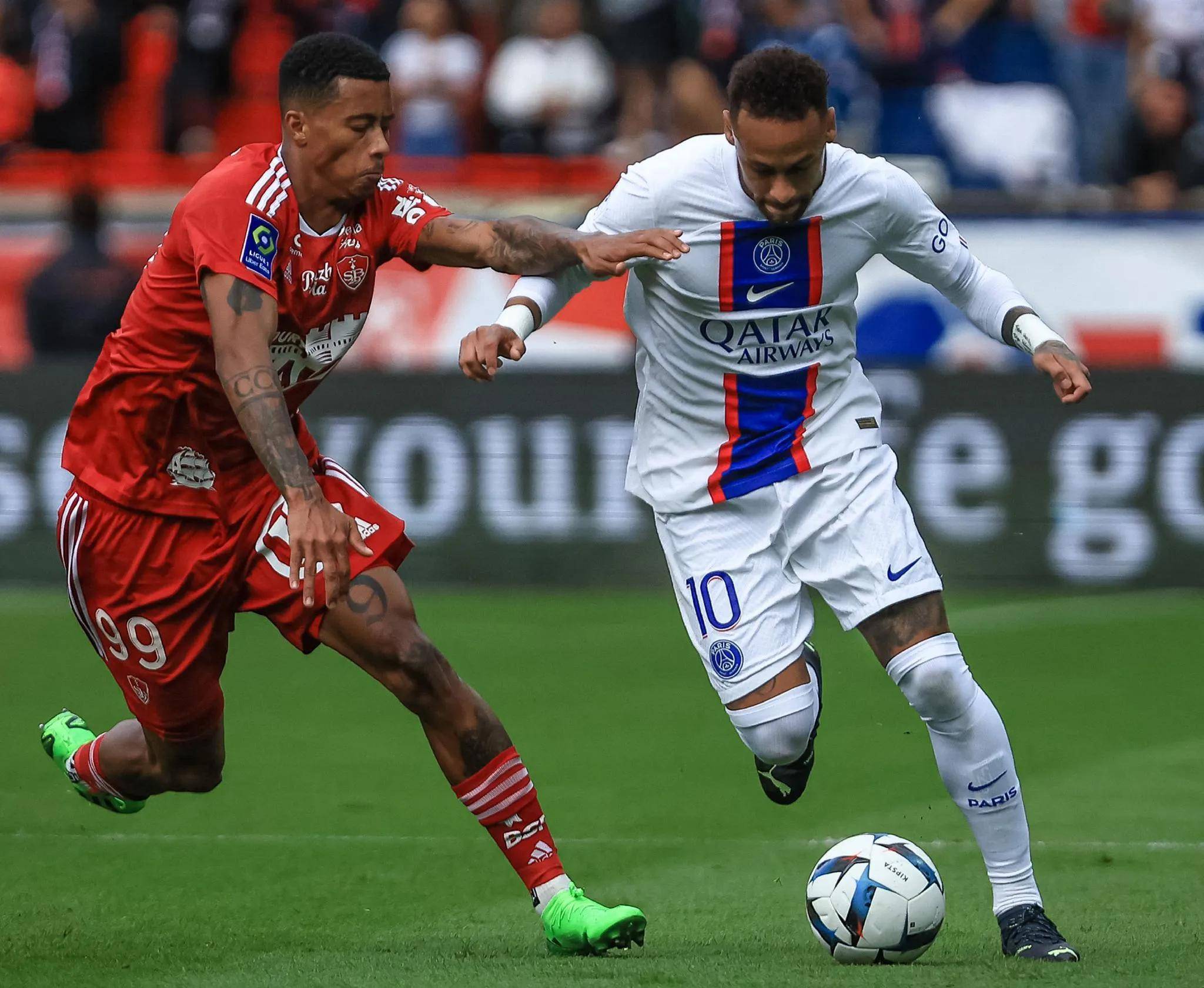 包含巴黎圣日耳曼力克波尔图，萨拉赫乌龙送礼意甲的词条